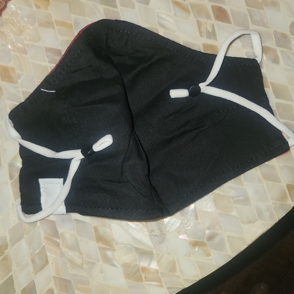 VERA BRADLEY RED & BLACK BUFFALO CHECK FACE MASK WITH BUILT-IN FILTER SLIT - Picture 3 of 4